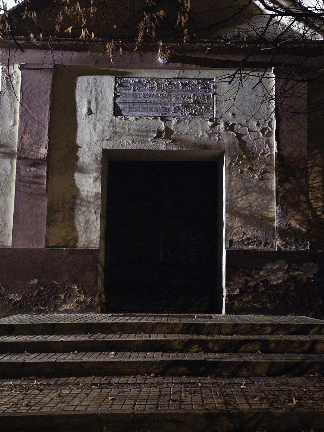 Vchod do kostela svatého Petra a Pavla v Českých Křídlovicích, večerní pohled.